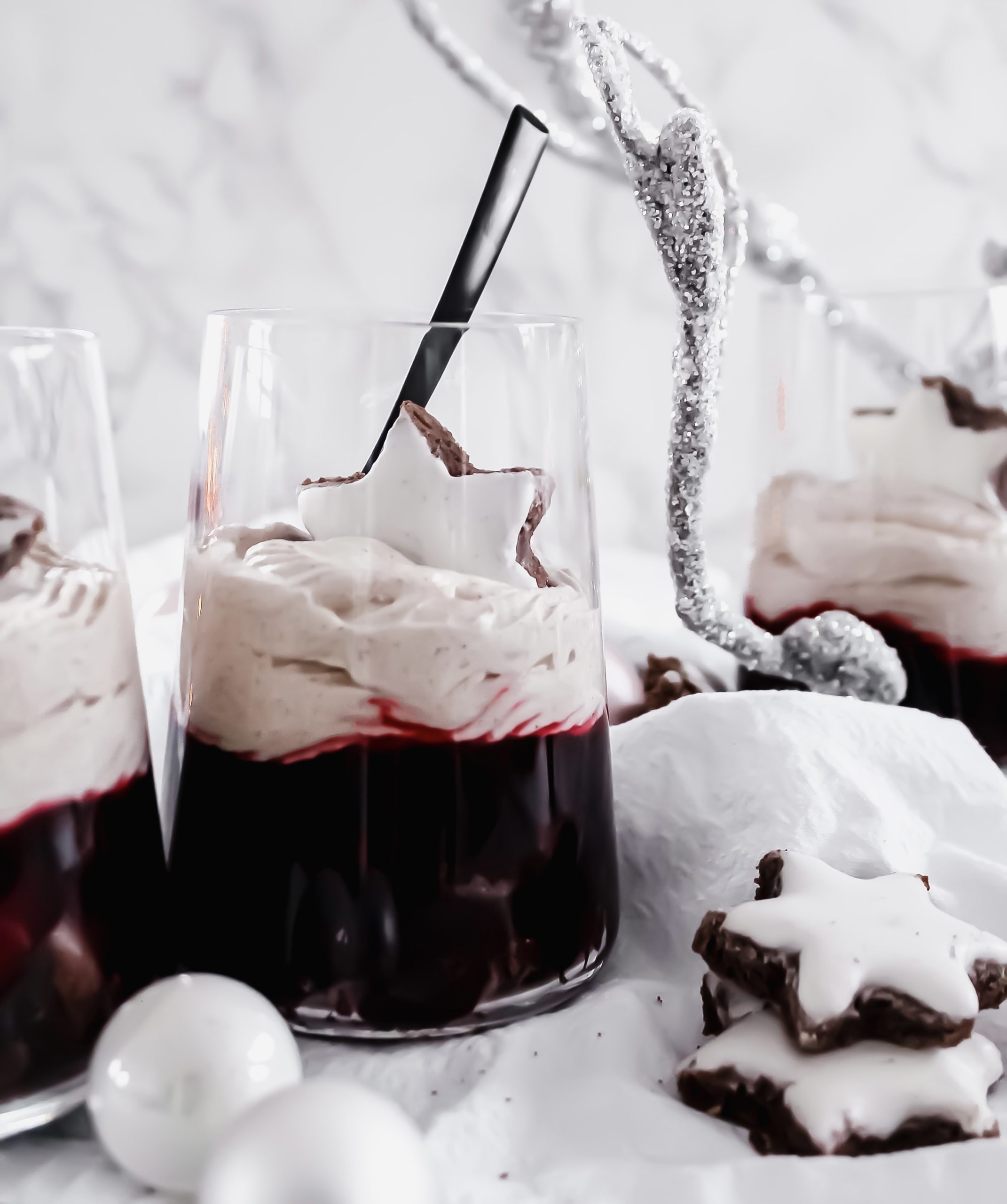 Weihnachtsdessert mit Brownie Crumble, Glühbeeren und Zimtcreme